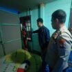 Anggota Kepolisian Polsek Palmatak melakukan olah TKP