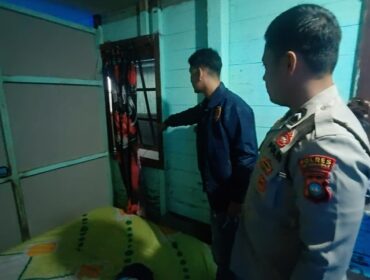 Anggota Kepolisian Polsek Palmatak melakukan olah TKP