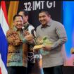 Menteri Dalam Negeri RI, M. Tito Karnavian usai menyerahkan penghargaan Roby Kurniawan menerima penghargaan Silver Award pada 1st IMT-GT Green City Award kategori Circular Economy and Resource Efficiency
kepada Bupati Bintan, Roby Kurniawan, Medan (10/09)