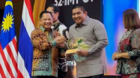 Menteri Dalam Negeri RI, M. Tito Karnavian usai menyerahkan penghargaan Roby Kurniawan menerima penghargaan Silver Award pada 1st IMT-GT Green City Award kategori Circular Economy and Resource Efficiency
kepada Bupati Bintan, Roby Kurniawan, Medan (10/09)
