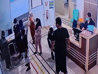 Dokter Jaga IGD saat berkomunikasi dengan keluarga pasien, Selasa (15/09) dini hari