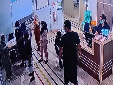 Dokter Jaga IGD saat berkomunikasi dengan keluarga pasien, Selasa (15/09) dini hari